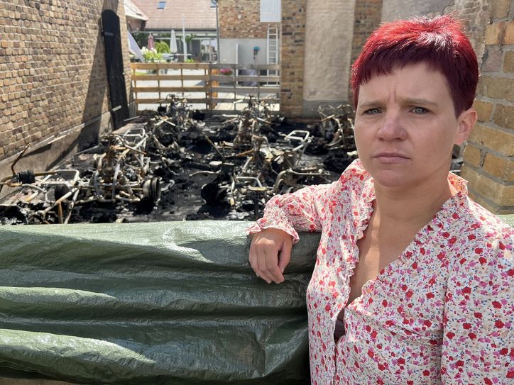 Anja Ittmann vor den abgebrannten Quads. Eine gofundme-Kampagne soll Hilfe für die Beschaffung neuer Quads bringen