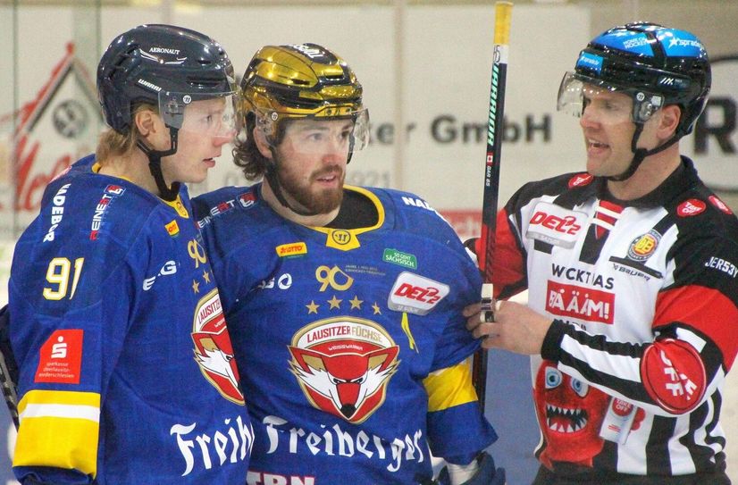 Hunter Garlent (Mitte) wurde am Samstag zum Stürmer der Saison 2022/23 und auch noch zum Spieler des Jahres der DEL2 gewählt. Herzlichen Glückwunsch.