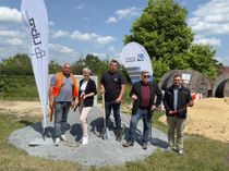 Mirza Corovic, Bauleiter von Libra GmbH, Kathleen Wilken, Amtsdirektorin des Amtes Schradenland, Jasmin Mehovic, Projektleiter von Libra GmbH, Alf Richter, Leiter Bau- und Ordnungsamt des Amtes Schradenland, Rick Klemm, Point of Sales Manager von Deutsche Glasfaser (v.l.n.r.), beim ersten Spatenstich für den Glasfaserausbau in Großthiemig.