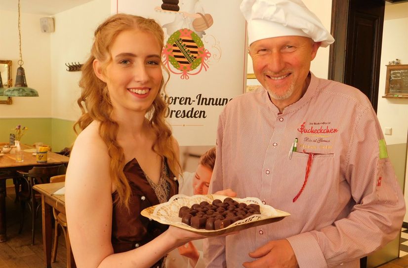 Julia Fuchs präsentiert als Dresdner Schokoladenmädchen gleich eigene Pralinen-Kreationen. Ihrem Lehrmeister Thomas Heller schmeckt es sichtlich.