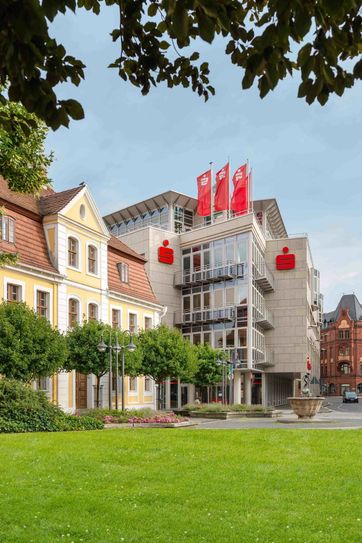 Die Hauptgeschäftsstelle der Sparkasse Spree-Neiße am Breitscheidplatz in Cottbus. Foto: Sparkasse