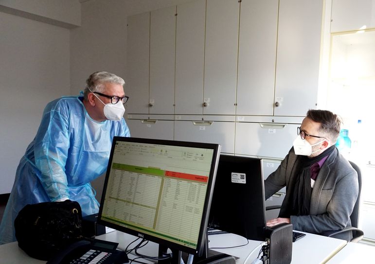 In enger Abstimmung: Dr. Thomas Buthut, Leiter des Impfteams des Klinikums Niederlausitz, und Sven Irrgang, Bereichsleiter CampusService der Klinikum Campus Service GmbH, die das Klinikum bei der Impf-Hotline unterstützt. Foto: © KNL / Kristin Dolk