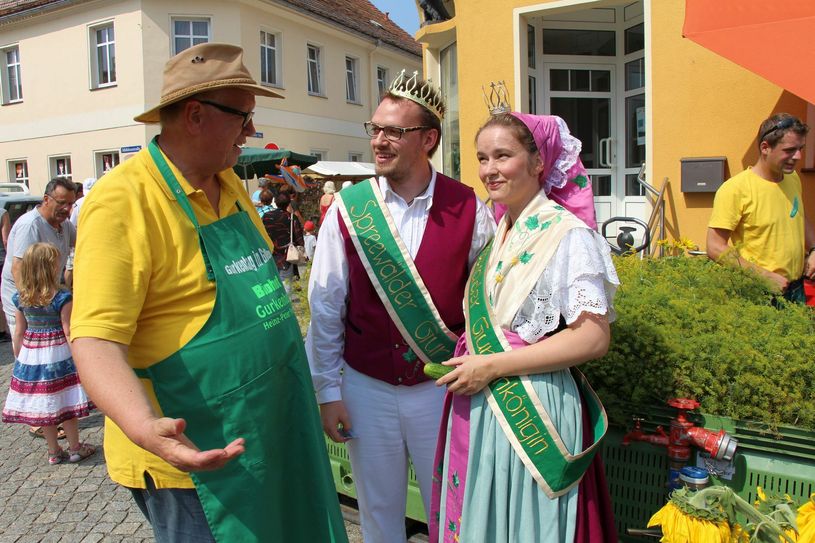 Dana Kocur-Walta (30) und Oliver Walta (30) sind noch das 17. Spreewälder Gurkenkönigspaar. Sie wurden in Golßen (Amt Unterspreewald) während des 17. Spreewälder Gurkentages 2015 gekrönt. Hier sind sie im Gespräch mit Heinz-Peter Frehn aus Schöneiche.  Wer ihre Nachfolger werden wird am Samstag, 13. August, während des 18. Spreewälder Gurkentages bekannt gegeben. Foto: Archiv/sts