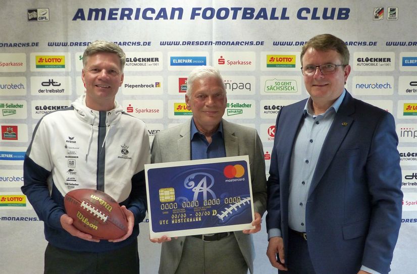 v.l.n.r. Dresden-Monarchs-Trainer Ulz Däuber, Andreas Rieger (Unternehmenssprecher Ostsächsische Sparkasse Dresden) und Dresden-Monarchs-Präsident Sören Glöckner.
