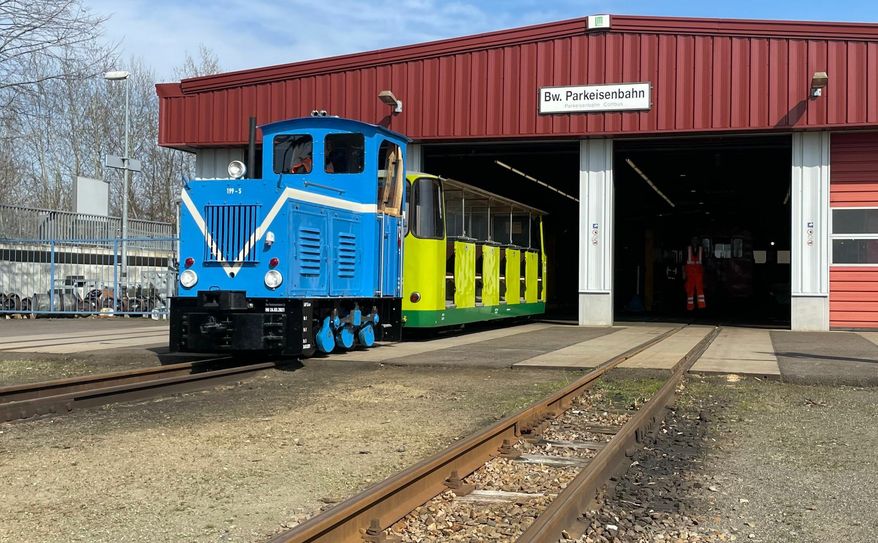 Diesellok 199-5 mit ICE-Anhänger bei Ausfahrt aus der Wagenhalle am Bahnhof Sandower Dreieck.