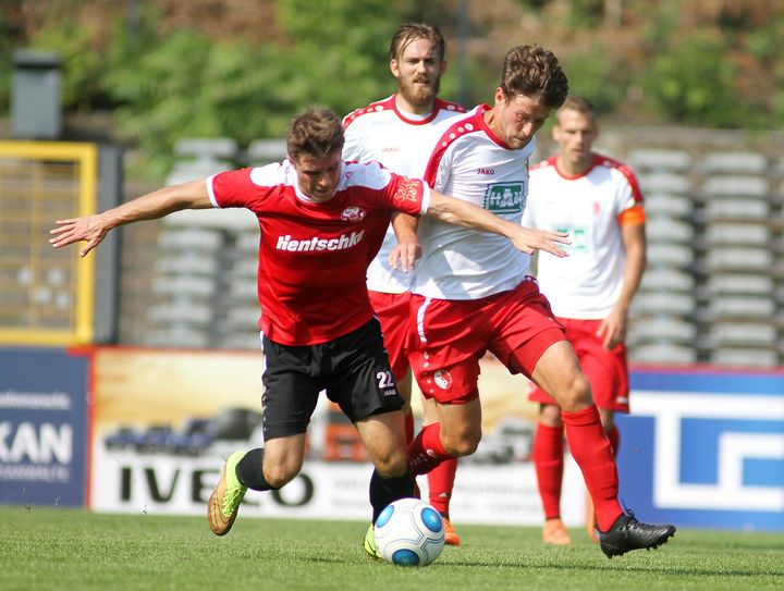 Verbissener Zweikampf zwischen Maik Salewski (links, Bautzen) und Leon Hellwig (rechts, Berlin). Foto: Torsten Zettl