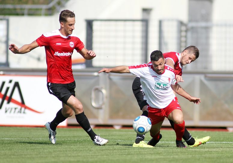 Gemeinsam hindern hier Martin Hoßmang (links) und Pavel Patka (rechts, beide Bautzen) Orhan Yildirim (Mitte, Berlin) daran, sichdem Bautzner Strafraum zu nähern. Foto: Torsten Zettl