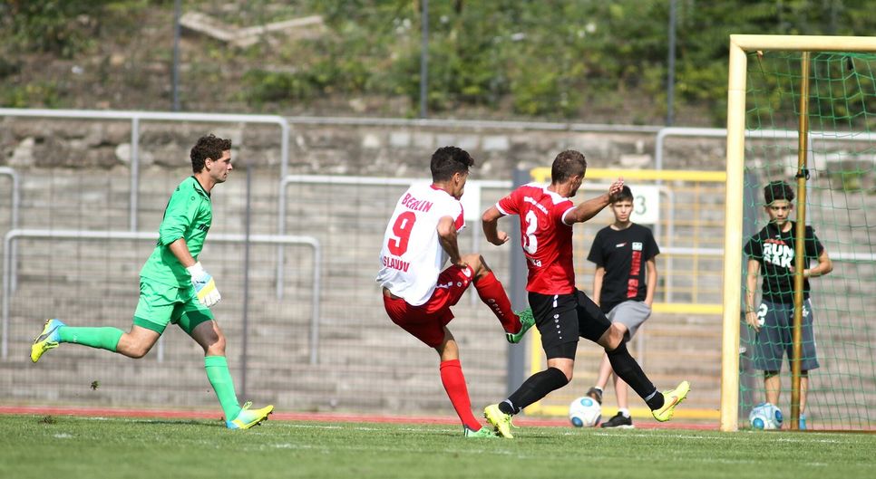 Myroslav Slavov (Mitte, Berlin) steht hier völlig frei und kann das 4:1 erzielen. Norman Wohlfeld (links) und Pavel Patka (rechts, beide Bautzen) können nicht mehr eingreifen. Foto: Torsten Zettl