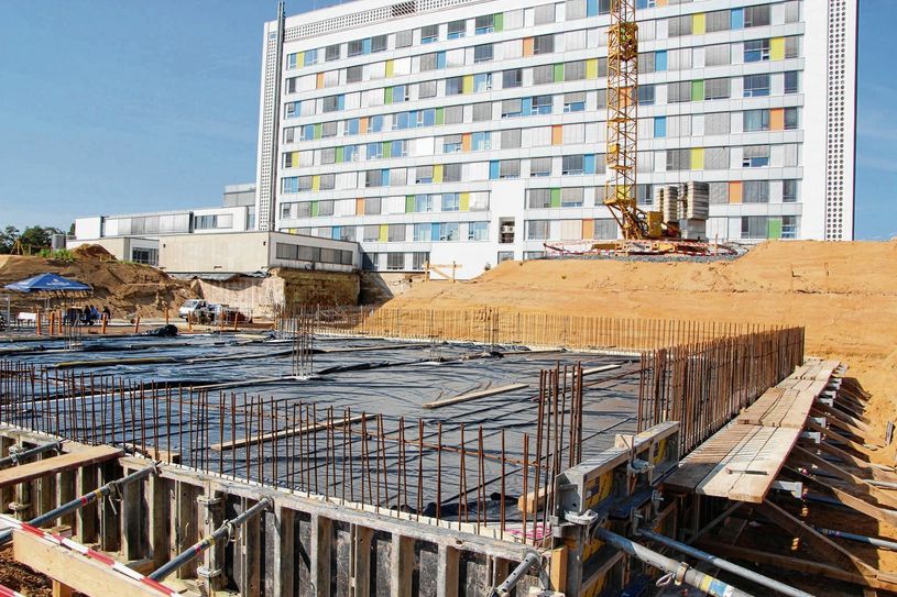Die Großbaustelle am Riesaer Klinikum erstreckt sich hinter dem charakteristischen bunten Haupthaus. Dafür musste der bisherige Park weichen. Nach Abschluss der Bauarbeiten werden neue Anlagen für die Patienten gestaltet, um frische Luft zu schnappen oder einen kleinen Spaziergang zu machen. Fotos: Farrar