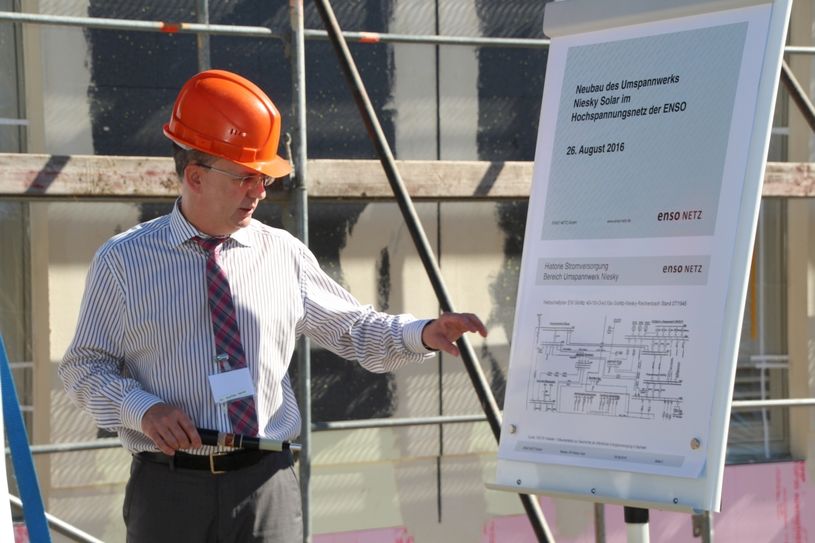 Beim Richtfest im August erklärte Steffen Heine, Geschäftsführer der Enso Netz GmbH, den Anwesend den geplanten Ausbau. Foto: Keil