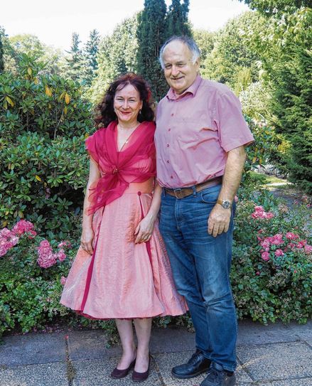 Astrid Beer-Sist traf im Rosengarten den „Vater“ der Rosenköniginnen, Hans-Rainer Engwicht. Foto: hpf