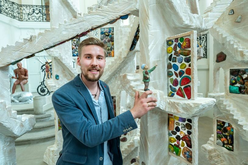 Johann Kral hat aus über 4.000 Schmunzelsteinen neue Skulpturen geschaffen. Foto: Jörn Wolf
