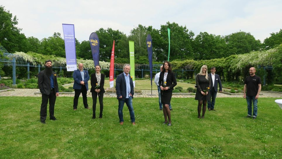 Das Team um Matthias Pfitzner, Geschäftsführer der PAN Veranstaltungslogistik und Kulturgastronomie GmbH( 4.v.l.) und um CMT Geschäftsführerin Daniela Kerzel (vorn) hofft auf gutes Wetter und freut sich auf viele Besucher*innen. Foto: Dany Dawid