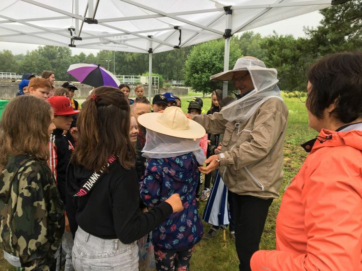 Die 3. Klassen der Pestalozzi-Grundschule waren die ersten, die im Rahmen des Bildungsangebots der Stadtwerke anschaulich direkt am Bienenkasten von Imker Jens Ebert etwas über Bienen und Artenschutz lernten. Foto: T. Keil
