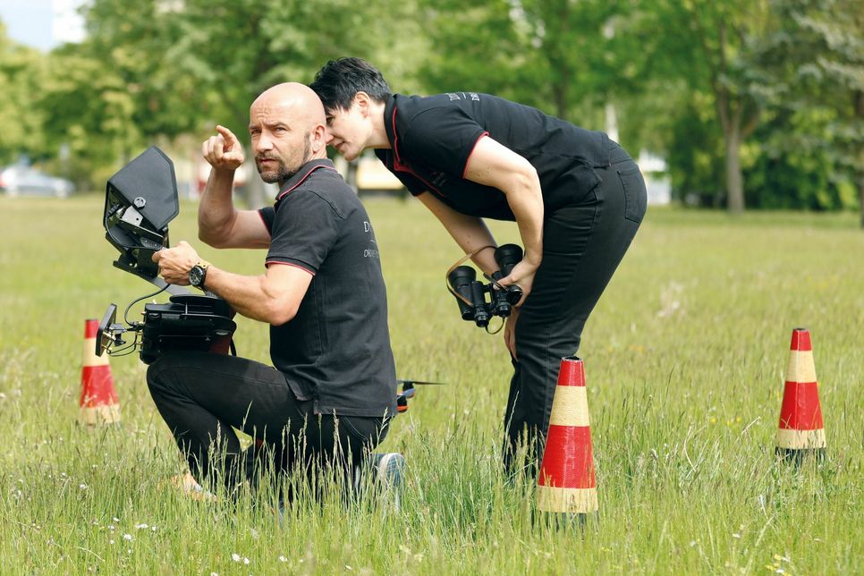Steffen Franzeck mit Assistentin beim Positions-Check einer Drohne im Einsatz. Foto: Drohnen-Expertise