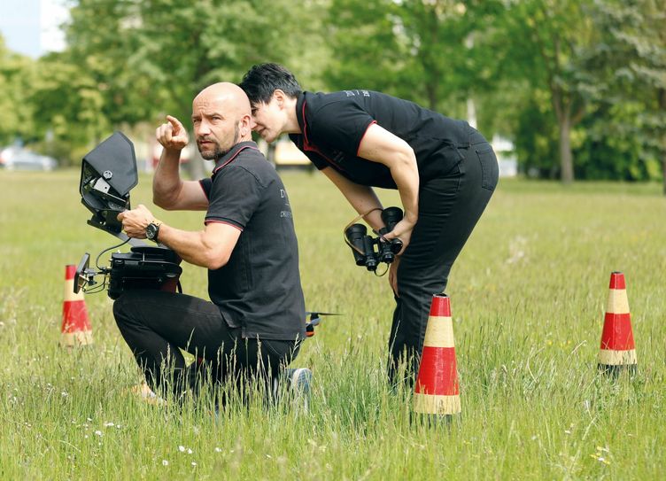 Steffen Franzeck mit Assistentin beim Positions-Check einer Drohne im Einsatz. Foto: Drohnen-Expertise