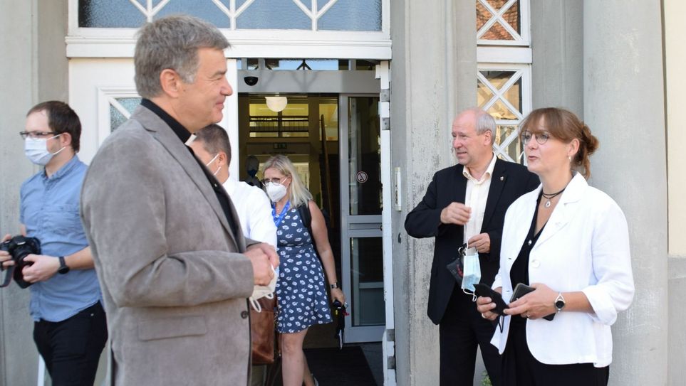 Die brandenburgische Ministerin Katrin Lange (re.) und Rektor Markus Müller (li.) vom Naemi-Wilke-Stift tauschten sich auch über eine grenzüberschreitende Gesundheitsversorgung aus. Foto: Renate Kulick-Aldag