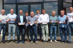 Bürgermeister und Firmenchefs kommen sich mittlerweile verschaukelt vor: Matthias Mückel (Wirtschaftsforum), Rainer Chudy (Handelshof), Mirko Pollmer (BM Zeithain), Jörg Jeromin (BM Strehla), Gerd Barthold (BM Nünchritz), Sebastian Krybus (Rime), Dirk Zschoke (BM Stauchitz), Kurt Hähnichen (Wirtschaftsforum), Hans-Joachim Weigel (BM Schönfeld), und Marco Müller (OB Riesa) (v.l.)  Seit mehr als 20 Jahren kämpfen sie für eine bessere Infrastruktur im Landkreis – Leider bis heute ohne abschließenden Erfolg! Foto: Farrar