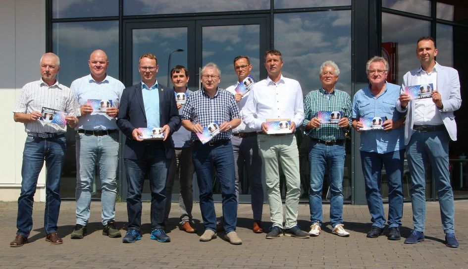 Bürgermeister und Firmenchefs kommen sich mittlerweile verschaukelt vor: Matthias Mückel (Wirtschaftsforum), Rainer Chudy (Handelshof), Mirko Pollmer (BM Zeithain), Jörg Jeromin (BM Strehla), Gerd Barthold (BM Nünchritz), Sebastian Krybus (Rime), Dirk Zschoke (BM Stauchitz), Kurt Hähnichen (Wirtschaftsforum), Hans-Joachim Weigel (BM Schönfeld), und Marco Müller (OB Riesa) (v.l.)  Seit mehr als 20 Jahren kämpfen sie für eine bessere Infrastruktur im Landkreis – Leider bis heute ohne abschließenden Erfolg! Foto: Farrar