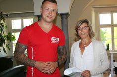 Studioleiter Ben Heinrich von der FitnessArena und Bürgermeisterin Kerstin Köhler freuen sich auf viele neugierige und bewegungsfreudige Riesaer, die beim 1. Gesundheits- und Erlebnistag am 26. Mai dabei sind.  Foto: Farrar