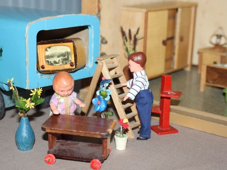 Der Umzugswagen für die Puppenstube rollt. Aus der Sammlung Erik Palitzsch.