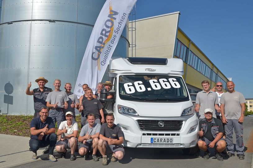 Auf dem Foto sind neben Geschäftsführer Daniel Rogalski (v.l.) stellvertretend für alle anderen einige Kollegen aus der Abteilung Fahrzeuglogistik zu sehen. Diese Damen und Herren verwalten bei Wind und Wetter alle Fahrzeuge bis zu Abholung durch die Speditionen oder Handelspartner.  Foto: Capron