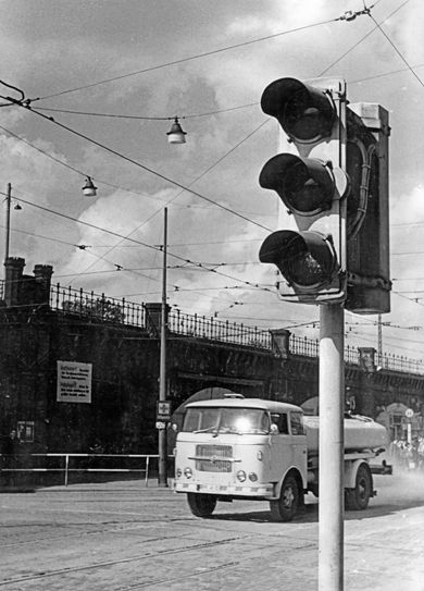 Dresdens erste vollautomatisch gesteuerte Ampel ging am 10. Dezember 1961 an der Kreuzung Könneritz-/Schweriner Straße in Betrieb.