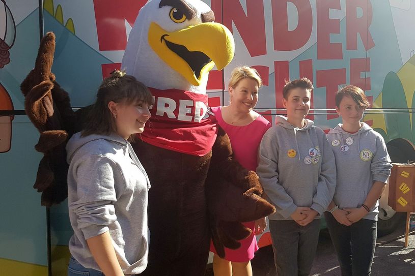 Rundgang über das Weltkindertagsfest (vo.li.): Malin Fromme, Maskottchen, Ministerin Franziska Giffey, Tony Morath und Charlotte Droste. Bildrechte: Stadt Senftenberg