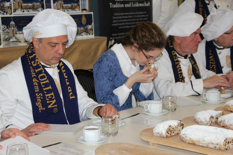 Riechen, anschauen, fühlen, kosten: 70 Stollen wurden in der Altmarkt Galerie unter den Augen der Öffentlichkeit getestet und benotet.