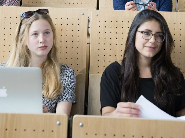 Studentinnen im Hörsaal