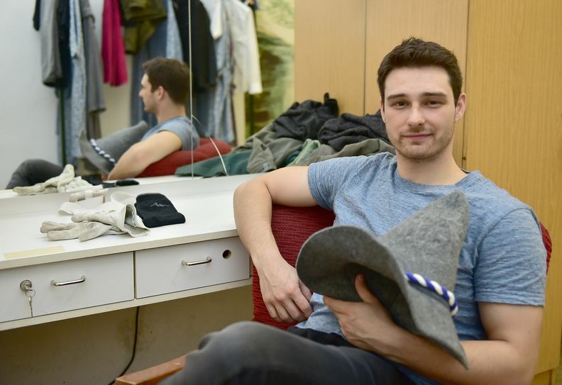 In seiner ersten Spielzeit an der neuen Bühne Senftenberg hat Dimitrij Breuer selbst eine kleine Premiere. Mit dem Strohmann im »Zauberer von Oss« spielt er zum ersten Mal in einem Weihnachtsmärchen. Foto: Peter Aswendt