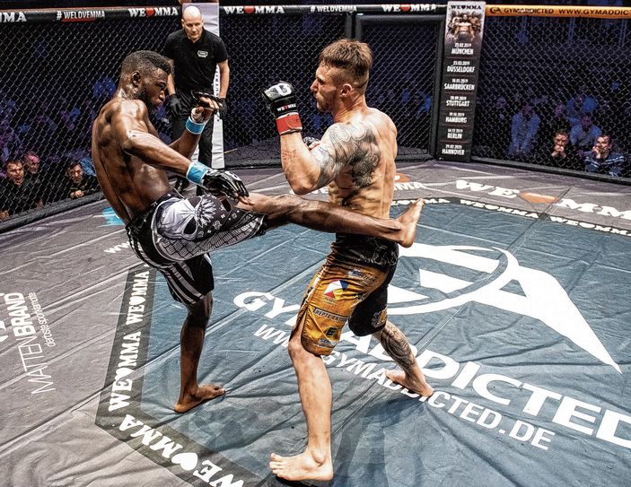 Der Dresdner Marcel Quietzsch hier im Kampf gegen Eluther Igel, den er dank Knockout-Sieg gewann Foto: We Love MMA/Nazariy KryvosheyevDer