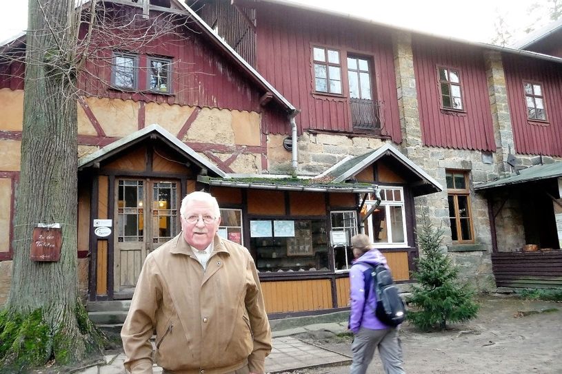 Klaus Fiedler vor der Berggaststätte auf dem Pfaffenstein.