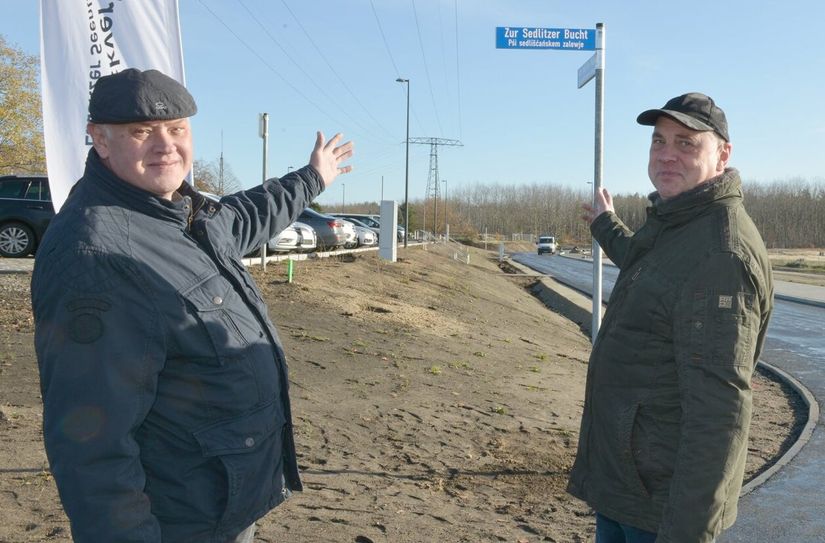 Frank Ciesielski (Stellvertretender Ortsvorsteher Sedlitz) und Steffen Phillip (Ortsvorsteher Sedlitz, re.) freuen sich über einen weiteren Baufortschritt am Sedlitzer See
