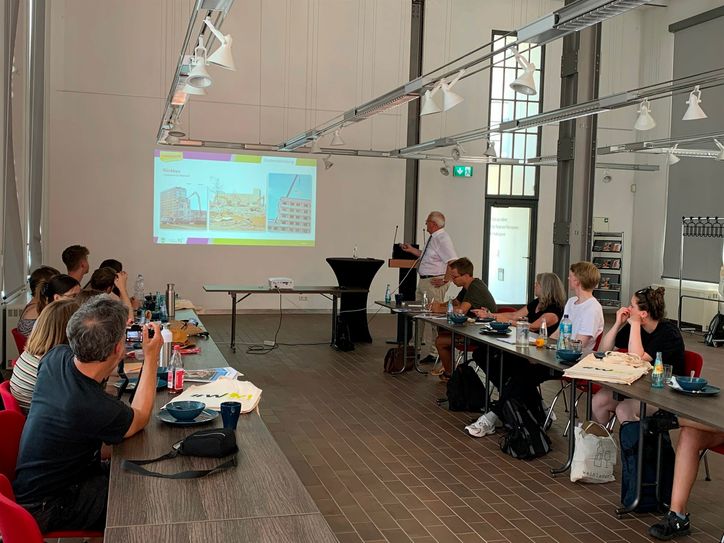 Inmitten der Kulisse des sächsischen Industriedenkmals informierte Oberbürgermeister Torsten Ruban-Zeh über die Entwicklung von Stadt und Region.