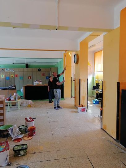 Gleichzeitig renovieren die Mitarbeiter die Räume im Roma-Zentrum. Fotos: Verein