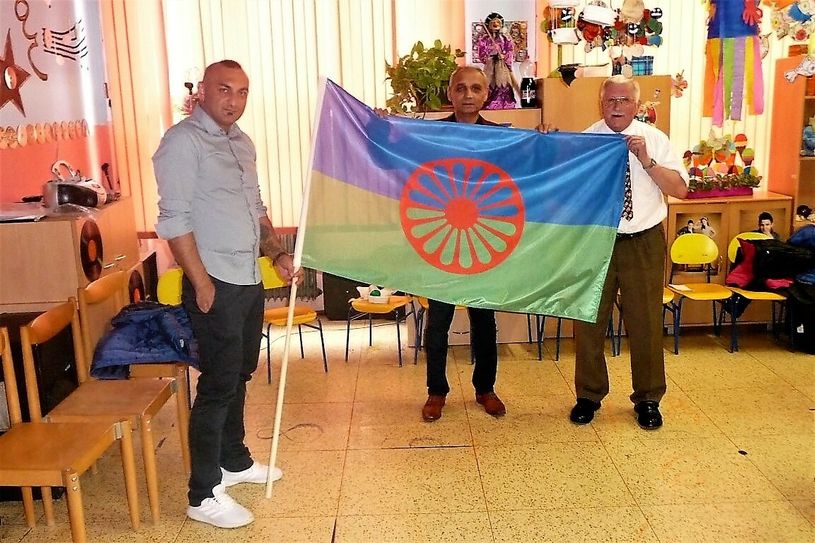 Miroslav Grajcar und Klaus Fiedler präsentieren im vorigen Jahr die Roma-Fahne.