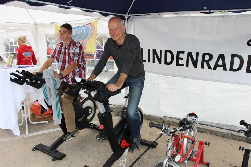 Uwe Pielenz, Vorsitzender der Stadtverordnetenversammlung Lübbenau, gehörte zu den ersten Teilnehmern, die sich heute am Lindenradeln beteiligten. Foto: sts