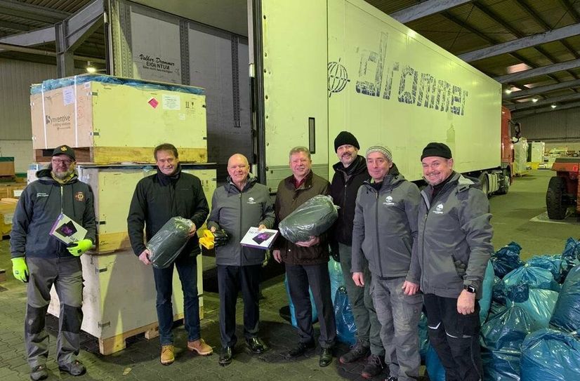 v.l.: Steffen Kurtz (Feuerwehr), Günter Drossel (Lions), Matthias Lang (Kinderarche Sachsen), Oberbürgermeister Bert Wendsche, Frank Zachlod (Feuerwehr), Jörg Görschel und Michael Gärtner (beide Kinderarche)