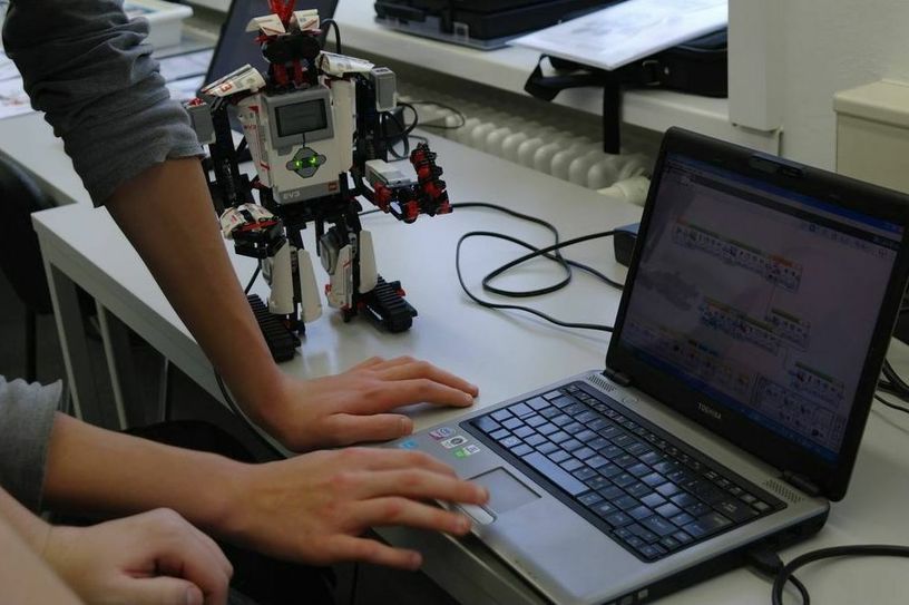 Dieser EV3-Roboter mit integriertem Rechner wurde in der ersten Auflage der Schüler-AG gebaut und programmiert. Foto: privat