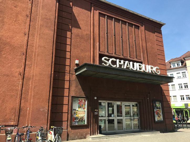 Schauburg-Chef Stefan Ostertag prüft die Wandbespannung im überholten Fritz-Lang-Saal. Hier sollen ab Mitte November wieder Filme laufen.  Foto: Schramm