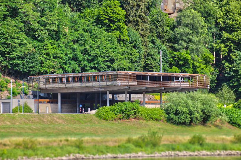 Damals noch ausgezeichnet als einer der Verkehrs- und Hochbaumaßnahmen des Bundes in den  neuen Ländern, heute ein kompliziertes Erbe: Schmilkas ehemalige Grenzabfertigungsanlage.      Foto: Schramm