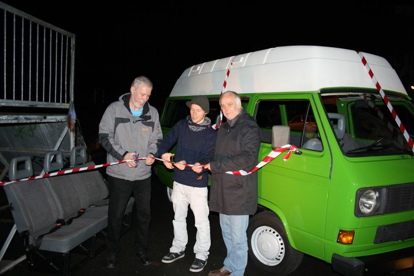 Inebtriebnahme (v.l.): Zweiter Bürgermeister Dr. Christian Werner, Streetworker Robert Kaiser und Jugendamtsleiter Elmar Günther.                        Foto: Schramm