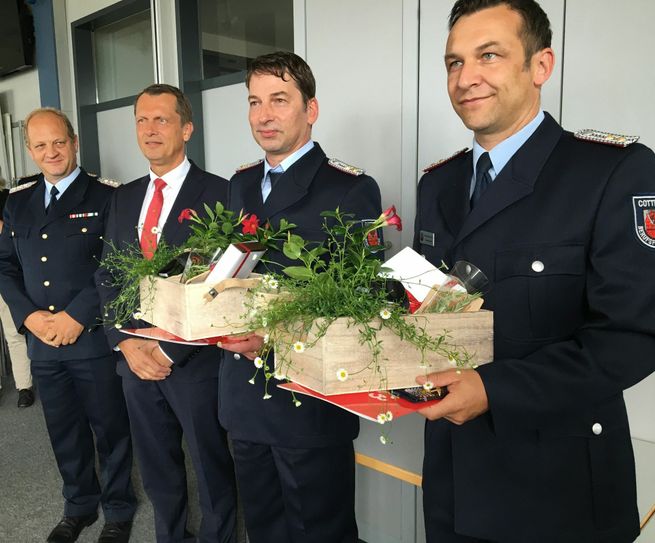 Die Feuerwehrbeamten Thomas Papproth (r.) und René Bansen (2.v.r.) wurden von OB Holger Kelch (2.v.l.) und Feuerwehr-Chef Jörg Specht (l.) zu Brandamtsräten befördert und dazu beglückwünscht. Foto: Stadt Cottbus