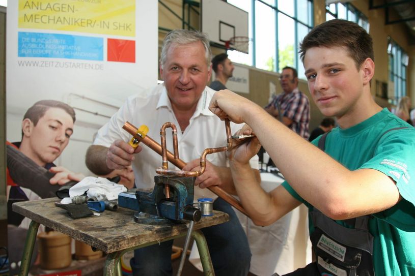 Der Tag der Ausbildung gewährt Einblicke in die Praxis. Béla Fritzsche, stellvertretender Kreishandwerksmeister und sein Lehrling. Fotos: Archiv/D.Förster