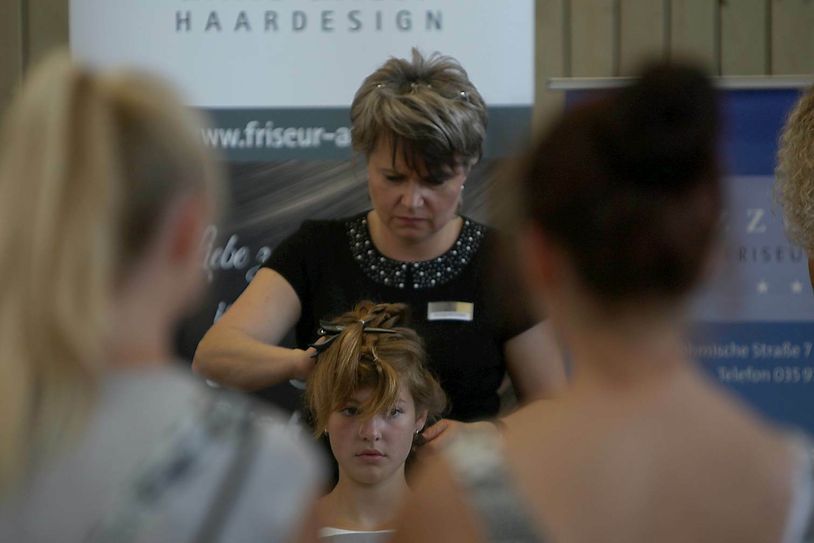 Auch das ist Handwerk: Anke Anton, Innungsobermeisterin der Friseurinnung Südsachsen, macht eine Flechtfrisur.