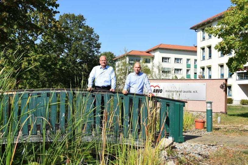 Torsten Ruban-Zehs (l.) erstes Bild im WochenKurier, als Geschäfstführer der AWO Lausitz, zeigte ihn auf dieser Brücke. Und diese Tradition führt auch der neue Geschäftsführer Marcus Beier (r.) weiter. Foto: asl