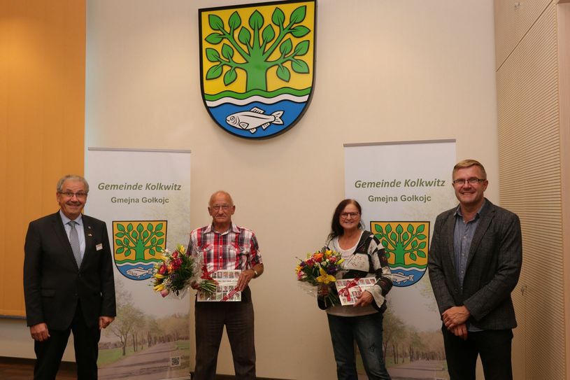 Landrat Harald Altekrüger (l.) und der Kolkwitzer Bürgermeister Karsten Schreiber (r.) bedanken sich bei Monika Berger (2.v.r.) und Reinhard Hanschkatz (2.v.l.) für ihr großes Engagement. Foto: Matthias Klinkmüller