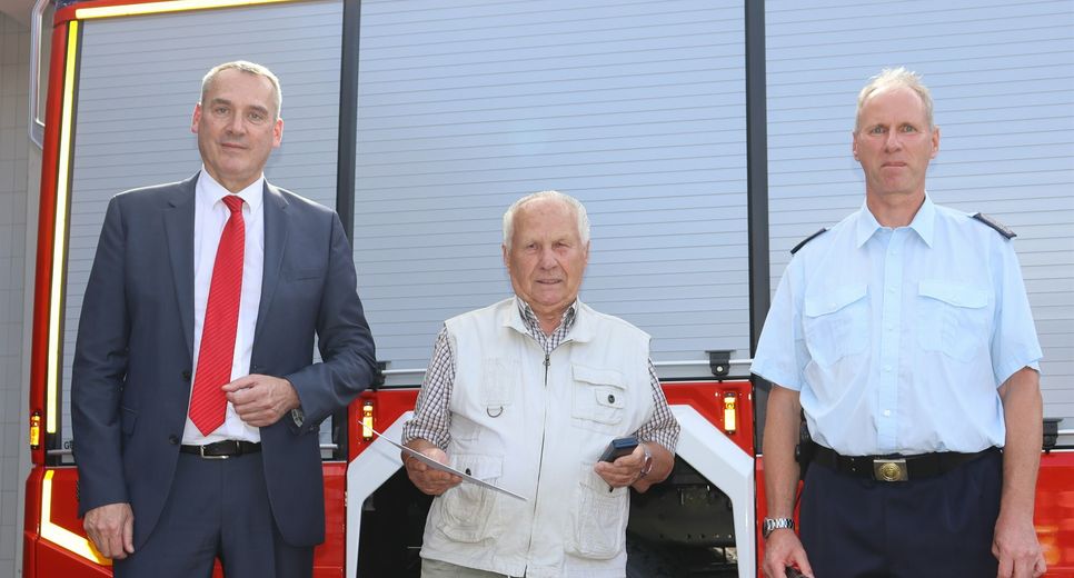 Nach der feierlichen Übergabe wurde das neue Einsatzfahrzeug von den Besuchern eingehend inspiziert.