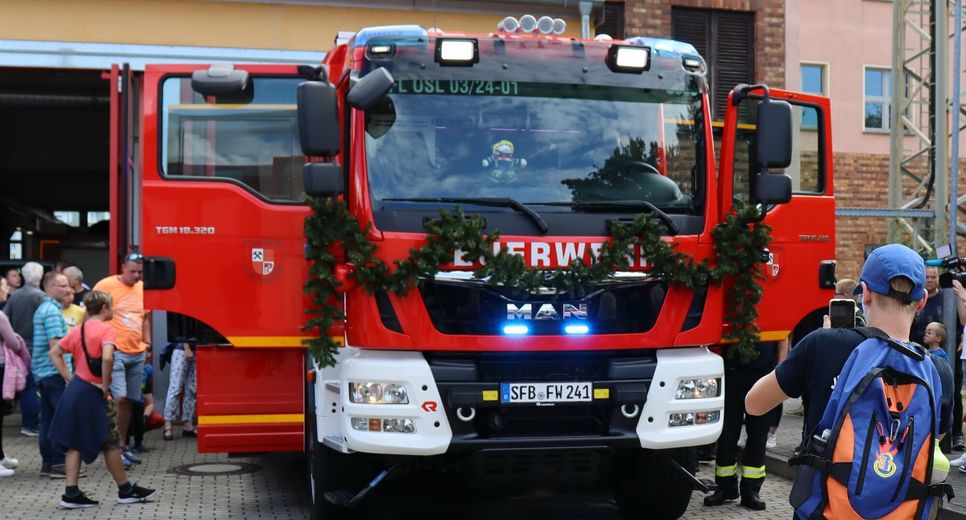 Nach der feierlichen Übergabe wurde das neue Einsatzfahrzeug von den Besuchern eingehend inspiziert.